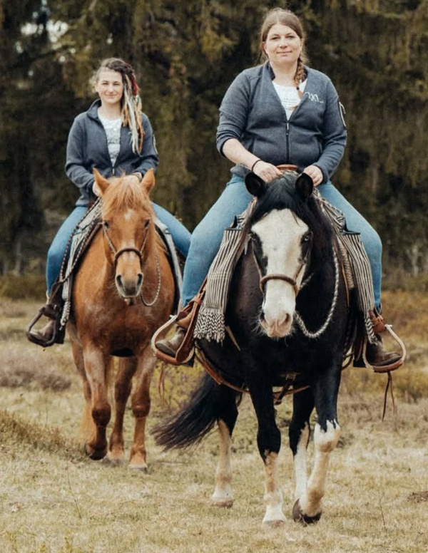 Abschlussbrotzeit, Anreise, Begrüßung, Brotzeit, Kennenlernen, Reitplatz, Samstag, ruhig, Reitstunde, Mittagsrast, abends, Wetter, Sonntag, Halbtagesritt, Willkommensbrotzeit, Satteltaschensnack, Mittagessen, Grillen, Lagerfeuer, Handtuch, Gangart, erforderlich, Einführungsritt, versorgen, Geländeerfahrung, Tagesstrecke, Zimmer, Reiturlaub, Reitferien, Ferienwohnung, Nichtreiter, abwechslungsreich, Wälder, Wiesen, Hügel, Täler, sattelfest, Ponyreiten, Kleinsten, Reitunterricht, herrlich, Kutschfahrt, Reiterferien, Familie, Gruppe, Freunde, Paar, allein, Single, Alleinerziehend, Kind, individuell, gestaltbar, relaxen, Lust, Laune, Versorgung, Pflege, alltäglich, Arbeit, nett, Leute, locker, Athmosphäre, gemeinsam, Lagerfeuerabend, Begleitperson, Pferdefreund, reichlich, Freizeitaktivität, interessant, Ausflugsziel, Geschichte, denkmalgeschützt, renoviert, Vierseithof, Dorf, Ausblick, großzügig, Komfort, ausgestattet, Gast, Kinder, langweilig, Abwechslung, Kinderspielplatz